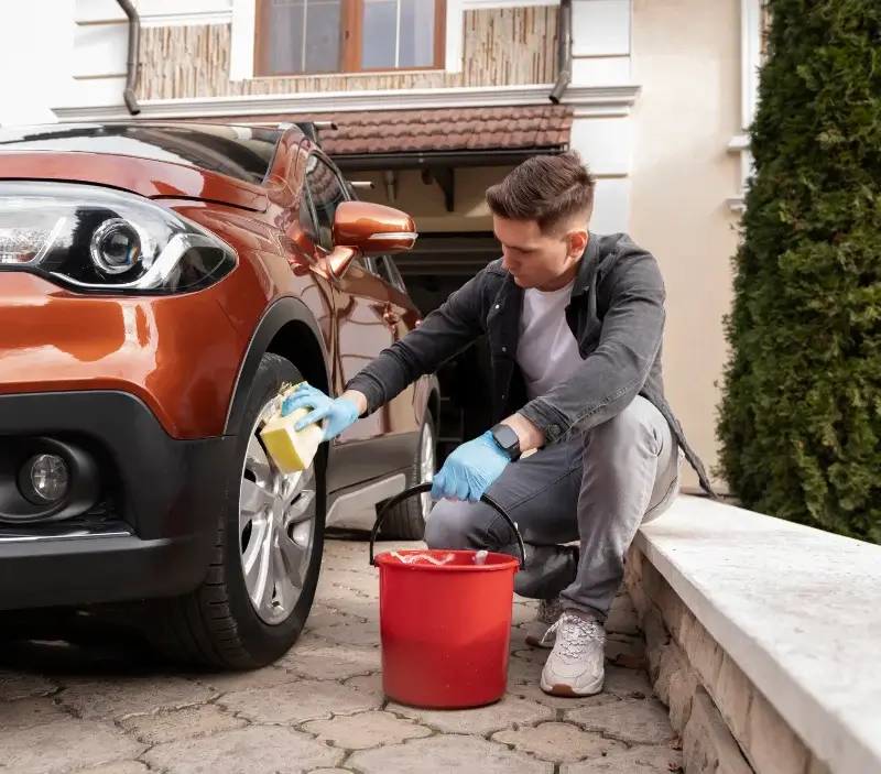 Lavage auto à domicile Landevieille : professionnel intervenant sur un véhicule